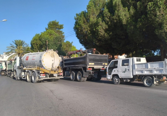 Belediye çalışanları iş araçlarıyla Meclis’e giden yolu kapadı