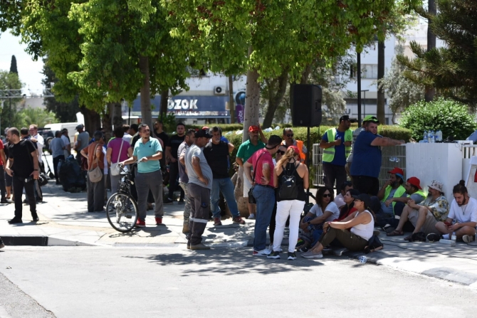 Meclis’te Olağanüstü Genel Kurul devam ederken, belediye emekçileri de eylemlerini sürdürüyor