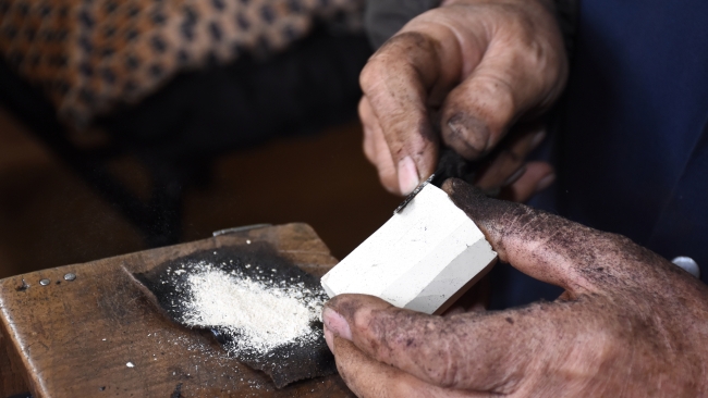 Oltu taşını yarım asırdır ilk günkü heyecanla tespihe dönüştürüyor