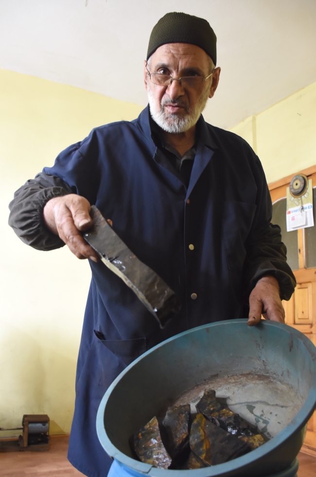 Oltu taşını yarım asırdır ilk günkü heyecanla tespihe dönüştürüyor