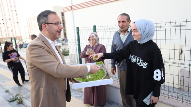 Bakan Kasapoğlu öğrenci ve velilere baklava ikram etti