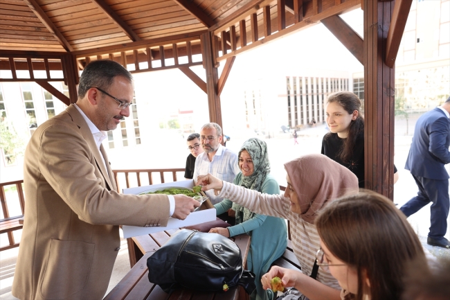 Bakan Kasapoğlu öğrenci ve velilere baklava ikram etti