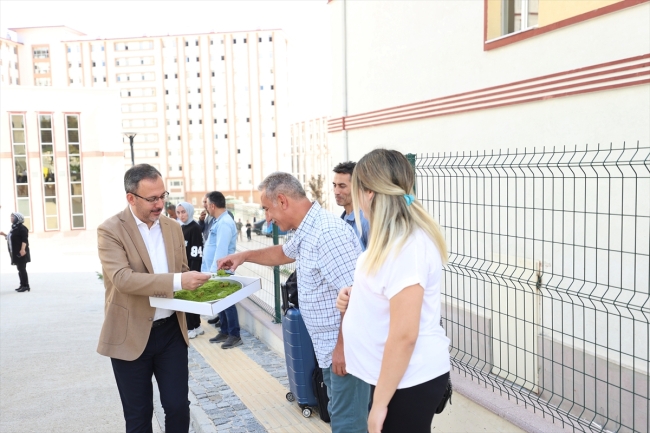 Bakan Kasapoğlu öğrenci ve velilere baklava ikram etti