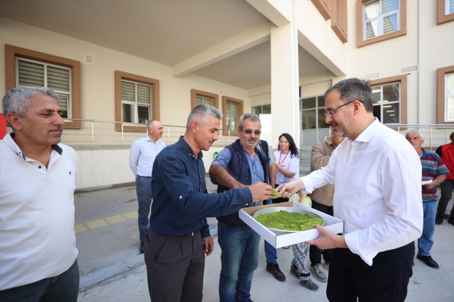 Bakan Kasapoğlu öğrenci ve velilere baklava ikram etti