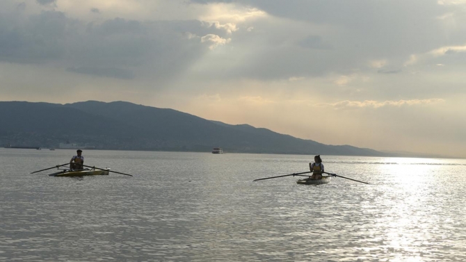 Emanet tekneyle milli olan genç sporcu başarıya kürek çekiyor