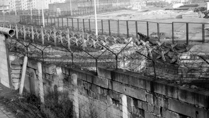 Soğuk Savaş'ın sembolü Berlin Duvarı'nın yıkılışının 33. yılı