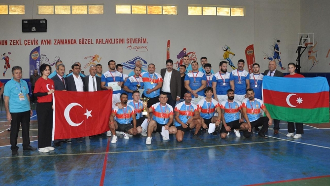 Türkiye ve Azerbaycan'ın halat çekme sporcuları Mersin'de yarıştı