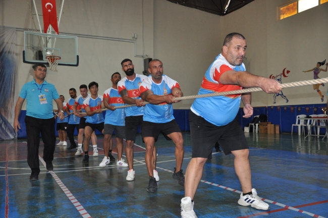 Türkiye ve Azerbaycan'ın halat çekme sporcuları Mersin'de yarıştı