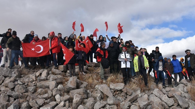 Dağcı gençler ecdadı şehit düştükleri zirvelerde anıyor