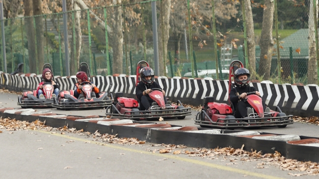 Bakan Kasapoğlu go-kart pistinde milli sporcularla buluştu