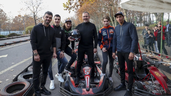 Bakan Kasapoğlu go-kart pistinde milli sporcularla buluştu