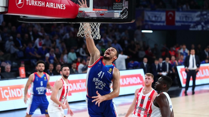 Anadolu Efes Olympiakos'u devirdi