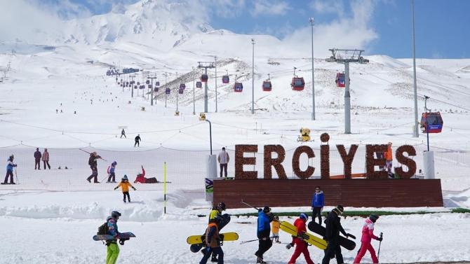 Erciyes'te kayak sezonu devam ediyor