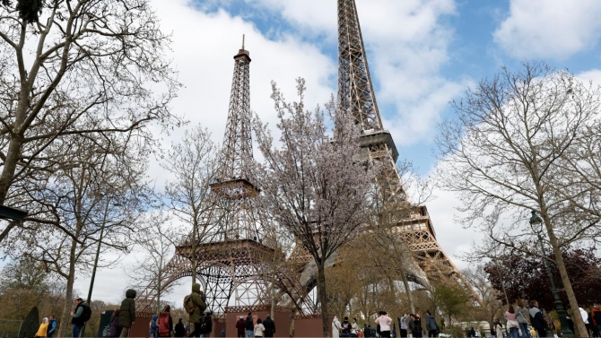 Paris’te Eyfel Kulesi sayısı ikiye çıktı