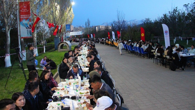 Kırgızistan'da yaklaşık 3 bin kişinin katılımıyla sokak iftarı düzenledi