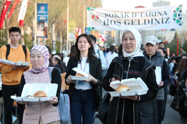 Kırgızistan'da yaklaşık 3 bin kişinin katılımıyla sokak iftarı düzenledi