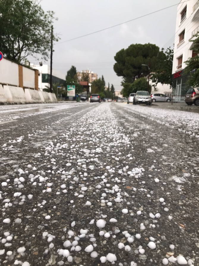 Lefkoşa’da fırtına ve dolu etkili oldu