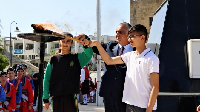 19 Mayıs etkinlikleri Lefkoşa Atatürk Anıtı önünde düzenlenen törenle başladı