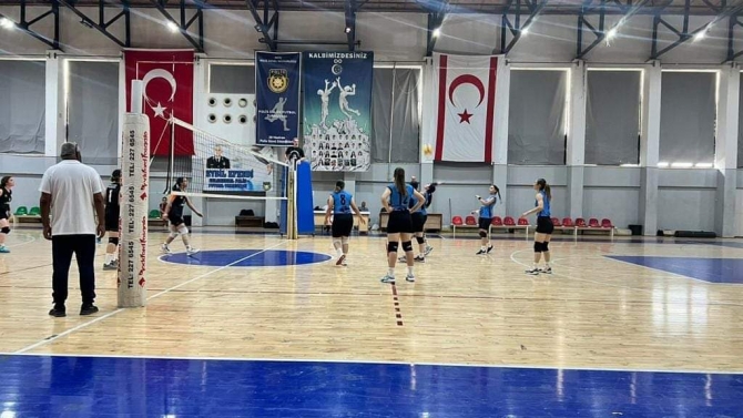 Kadın polisler Şampiyon Melekler anısına oynadı