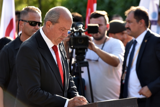 20 Temmuz Barış ve Özgürlük Bayramı kutlamaları çerçevesinde Lefkoşa’daki Atatürk Anıtı önünde tören düzenlendi