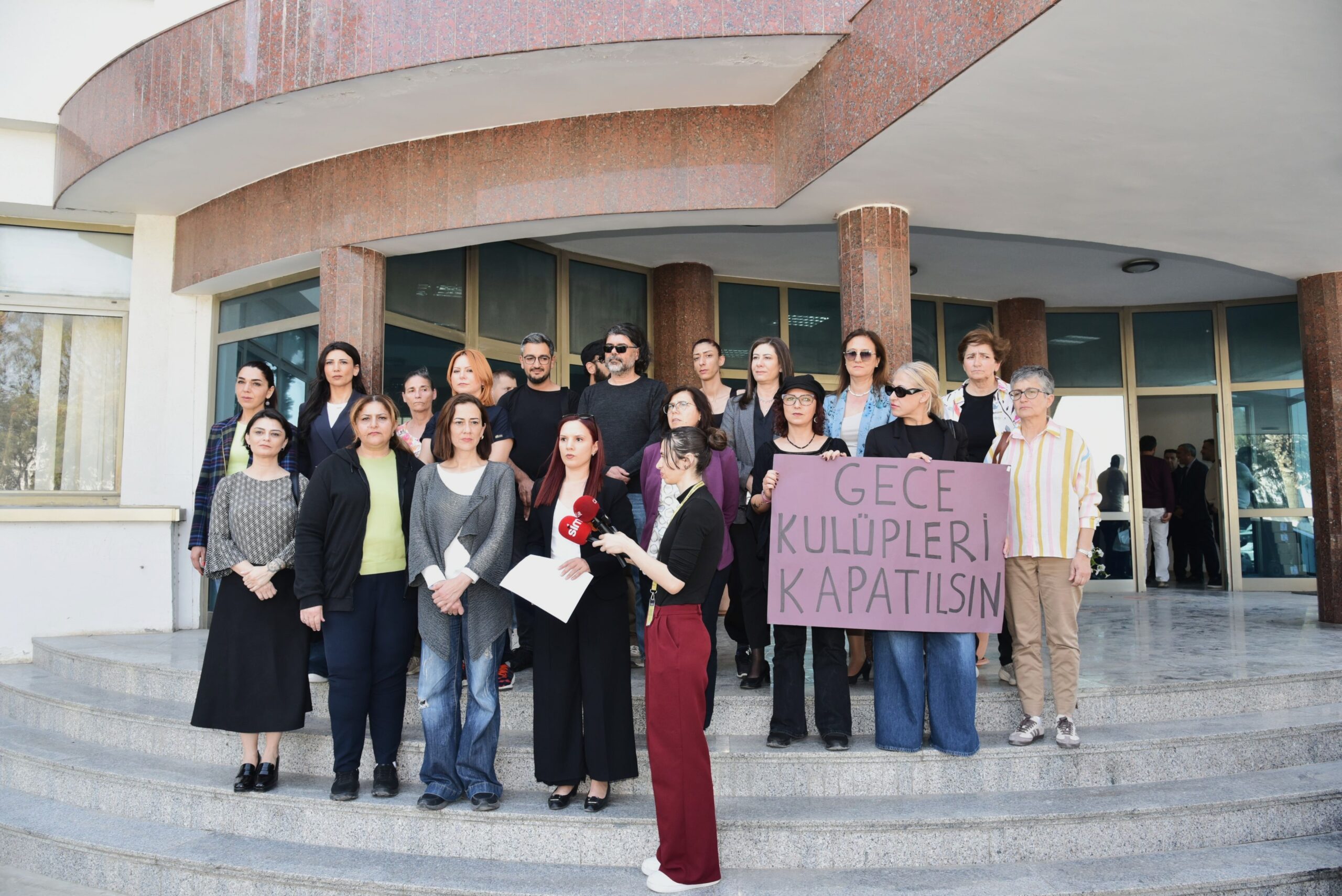 Bazı örgüt, sendika ve siyasi partiler gece kulüplerinin kapatılması talebiyle eylem yaptı